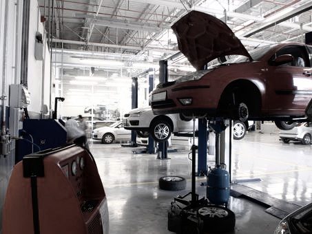 KFZ Werkstatt mit Betriebsmitteln und Fahrzeugen.