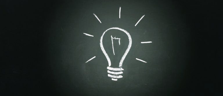 Die leuchtende Glühbirne als Syümbol für ein aufgehendes Licht. In diesem Fall auf die Antworten der häufigen Fragen bezogen.