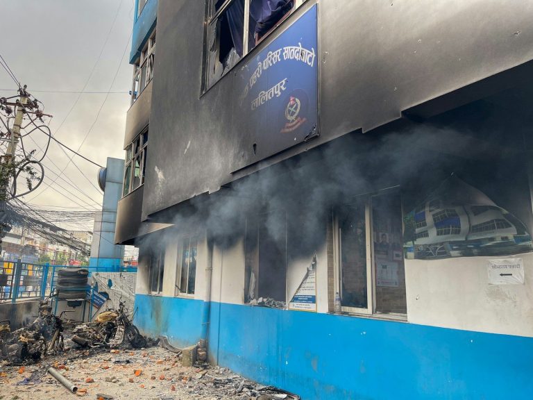 Rauch und Schäden an einem Gebäude, möglicherweise nach einem Brand.